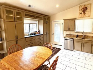 Dining - Spacious 4-bedroom house with AC in brilliant Albuquerque (Albuquerque)