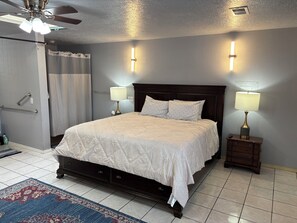 4 habitaciones, tabla de planchar con plancha, wifi y ropa de cama 
