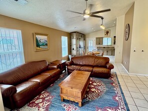 Living area - Spacious 4-bedroom house with AC in brilliant Albuquerque (Albuquerque)