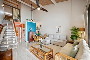 Appartement, salle de bains privée | Bar lounge