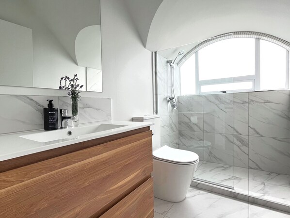 Dusche, Haartrockner, Handtücher, Seife
