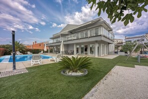Pool - Elegant Panoramic Seaview Apartment 1, Pula, Croatia (Pula)