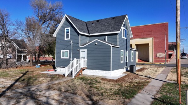 Exterior - Newly Renovated 4BR Home in the Heart of Hays – Walk to Dining & Downtown (Hays)