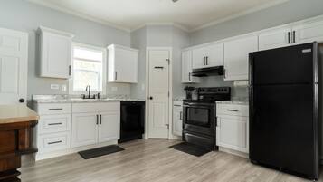 Microondas, horno, parrilla de estufa y lavavajillas