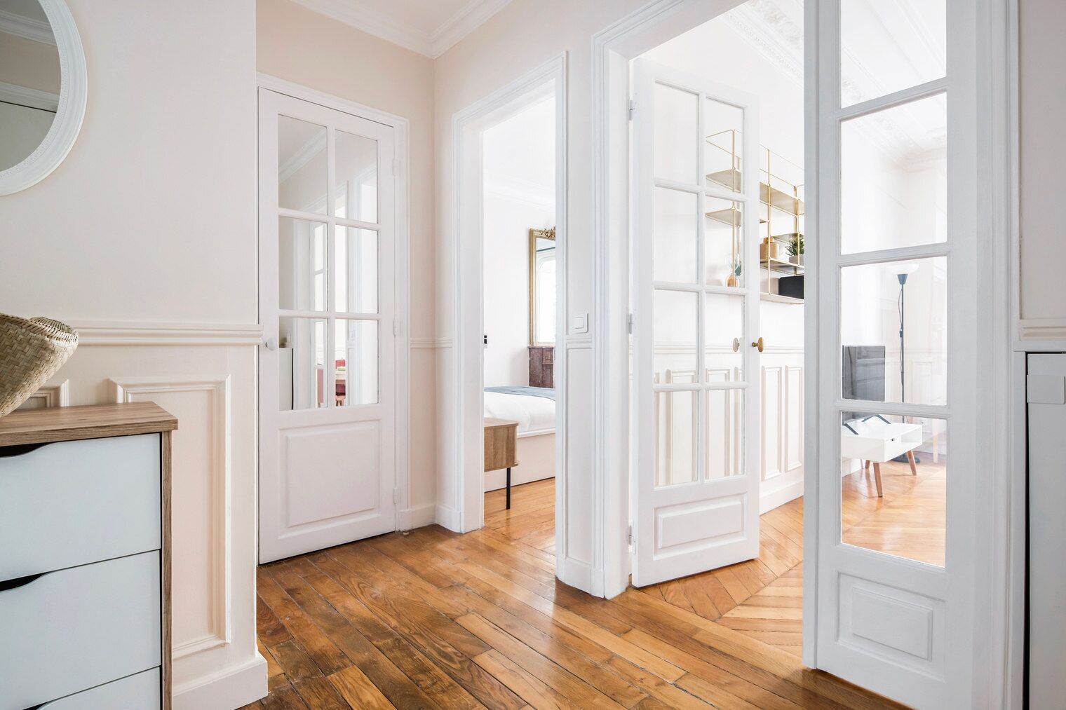 Tabla de planchar con plancha, wifi y ropa de cama 