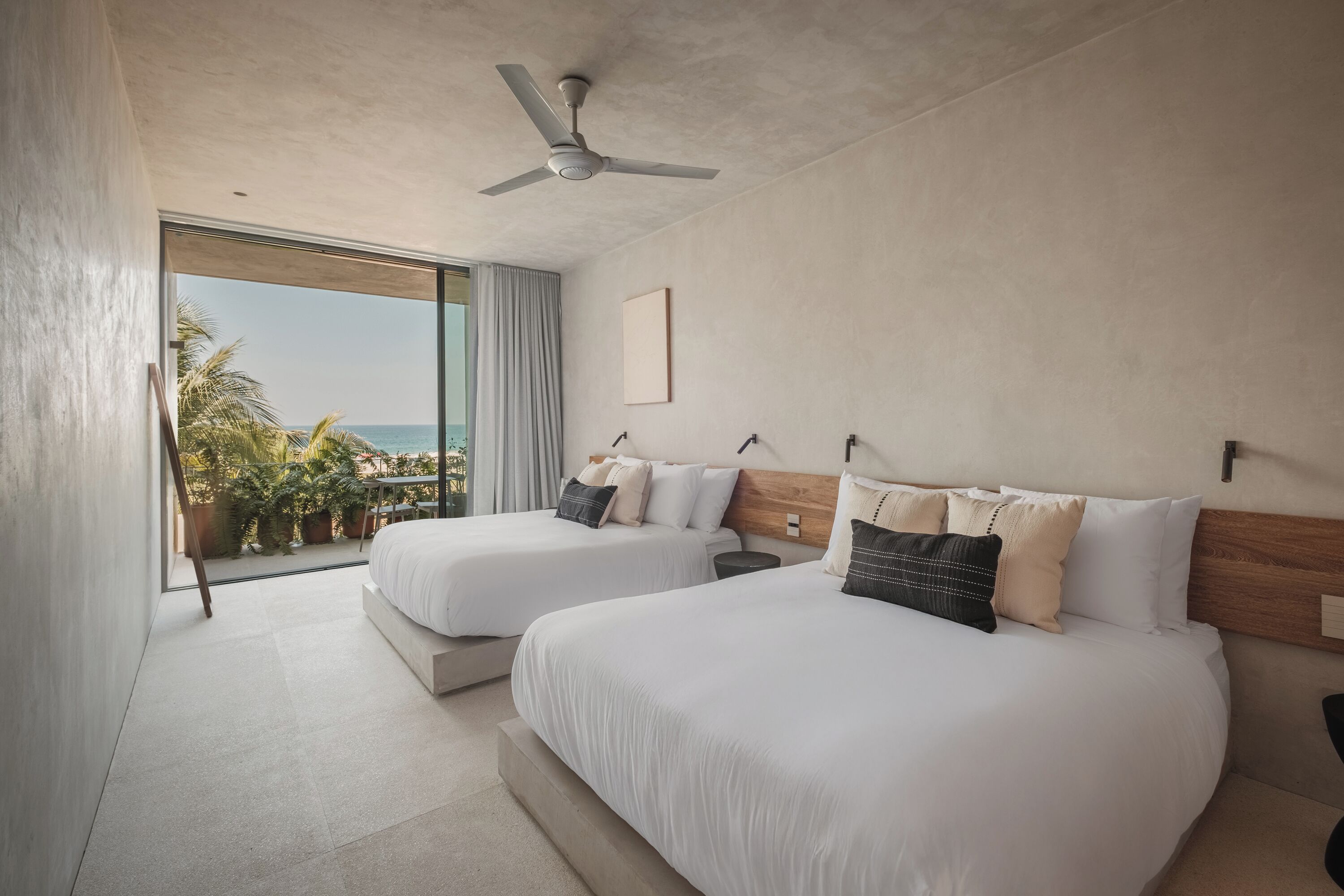 Habitación de diseñador, balcón, vista al mar | Ropa de cama de alta calidad y minibar 