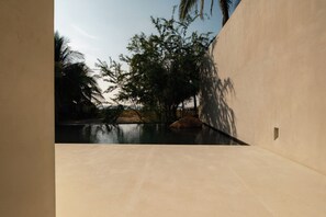 室外游泳池，08:00 至 22:00 开放，池畔遮阳伞，日光浴躺椅