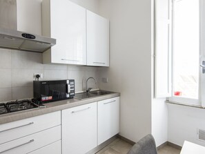 Refrigerador, horno, lavavajillas y utensilios de cocina 