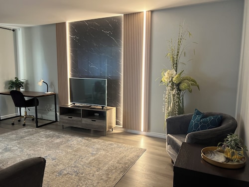 Stylish Modern Apartment | King Beds | Work-Friendly | Free Parking