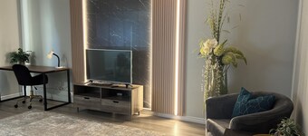 Stylish Modern Apartment | King Beds | Work-Friendly | Free Parking