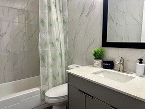 Hair dryer, towels, soap, toilet paper - Stylish Modern Apartment | King Beds | Work-Friendly | Free Parking (Kitchener)