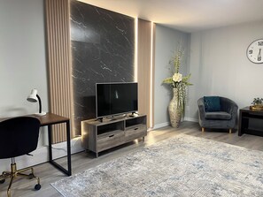 Interior - Stylish Modern Apartment | King Beds | Work-Friendly | Free Parking (Kitchener)