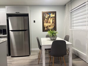 Dining - Stylish Modern Apartment | King Beds | Work-Friendly | Free Parking (Kitchener)