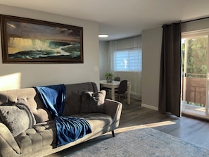 TV - Stylish Modern Apartment | King Beds | Work-Friendly | Free Parking (Kitchener)