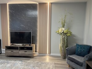 Interior - Stylish Modern Apartment | King Beds | Work-Friendly | Free Parking (Kitchener)