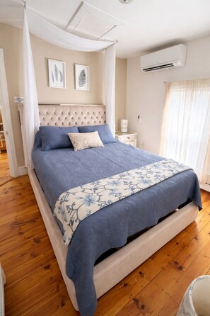 Room - Modern comfort meets Maine charm (Portland)
