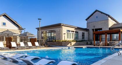 Cozy & Chic - Worker Friendly w/ Gym Pool & Lndry