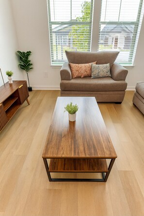 TV - Cozy & Chic - Worker Friendly w/ Gym Pool & Lndry (Sherman)