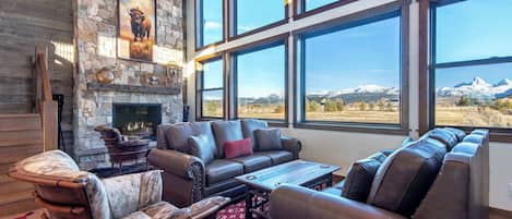 Télévision, cheminée, espaces bureaux