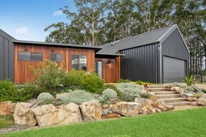 Exterior - The Coastal Gallery | Calming Artist Retreat (Narrawallee)