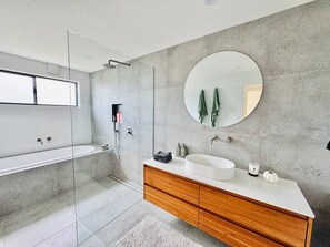 Hair dryer, towels - The Coastal Gallery | Calming Artist Retreat (Narrawallee)