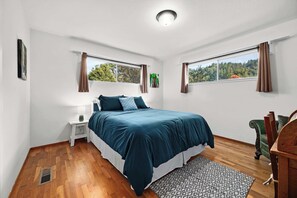 Ferros/tábuas de passar roupa, berço de viagem, Wi-Fi, roupa de cama