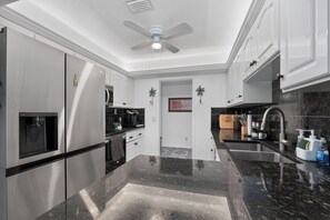 Fridge, microwave, oven, stovetop - 3 Bedroom Duplex Near Downtown Punta Gorda & Fishermans Village! (Punta Gorda)