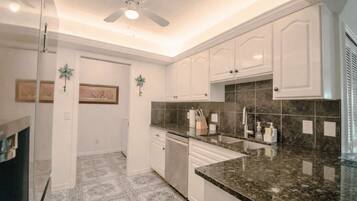 Een magnetron, een oven, een kookplaat, een vaatwasser