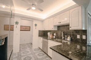 Micro-ondes, four, plaque de cuisson, lave-vaisselle