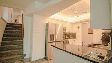 Micro-ondes, four, plaque de cuisson, lave-vaisselle