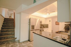 Microwave, oven, stovetop, dishwasher - 3 Bedroom Duplex Near Downtown Punta Gorda, Fishermans Village, & Boat Landing! (Punta Gorda)