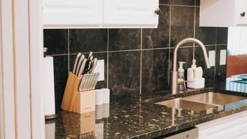 Een magnetron, een oven, een kookplaat, een vaatwasser