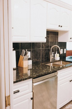 Micro-ondes, four, plaque de cuisson, lave-vaisselle