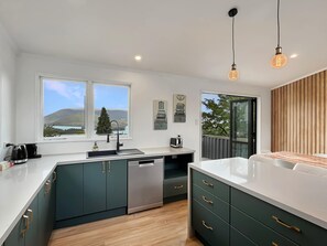 Fridge, microwave, oven, stovetop - Spacious & Stylish Queenstown Base near bike trails! (Queenstown)