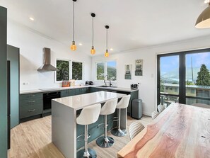 Fridge, microwave, oven, stovetop - Spacious & Stylish Queenstown Base near bike trails! (Queenstown)