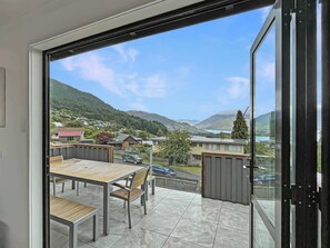Outdoor dining - Spacious & Stylish Queenstown Base near bike trails! (Queenstown)