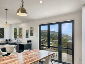 Interior - Mountain Views, Spacious Stylish Queenstown Base (Queenstown)