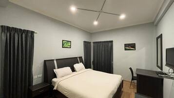 Deluxe Room | Hypo-allergenic bedding, rollaway beds, free WiFi, bed sheets