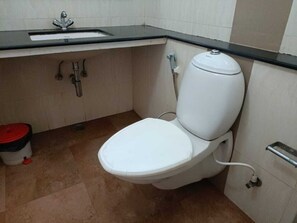 Deluxe-herbergi | Baðherbergi | Sturta, handklæði, sápa