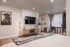 1 bedroom, iron/ironing board, WiFi, bed sheets - Stylish Downtown Anchorage Stay- King Bed plus Kitchen (Anchorage)