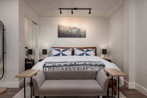 1 bedroom, iron/ironing board, WiFi, bed sheets - Stylish Downtown Anchorage Stay- King Bed plus Kitchen (Anchorage)