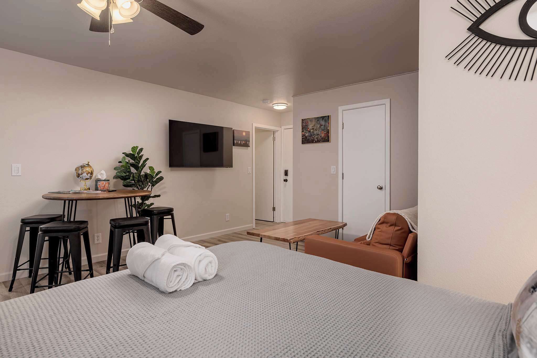 Iron/ironing board, WiFi, bed sheets