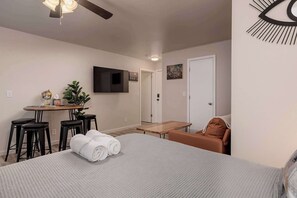 Een strijkplank/strijkijzer, wifi, beddengoed