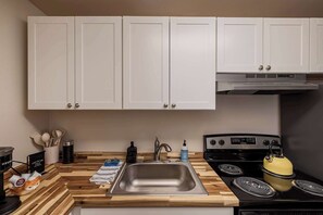 Een koelkast, een magnetron, een oven, een kookplaat