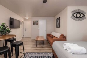 مكواة/لوح كي وواي فاي وملاءات أسرّة