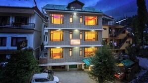 A multi-story hotel with a sign reading "The Veer Villa." - The Veer Villa (Manali)