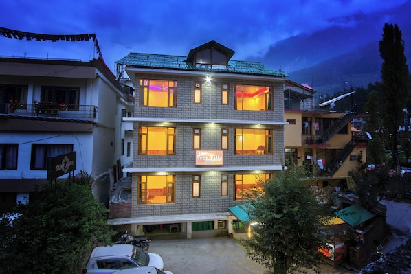 A multi-story hotel with a sign reading "The Veer Villa." - The Veer Villa (Manali)
