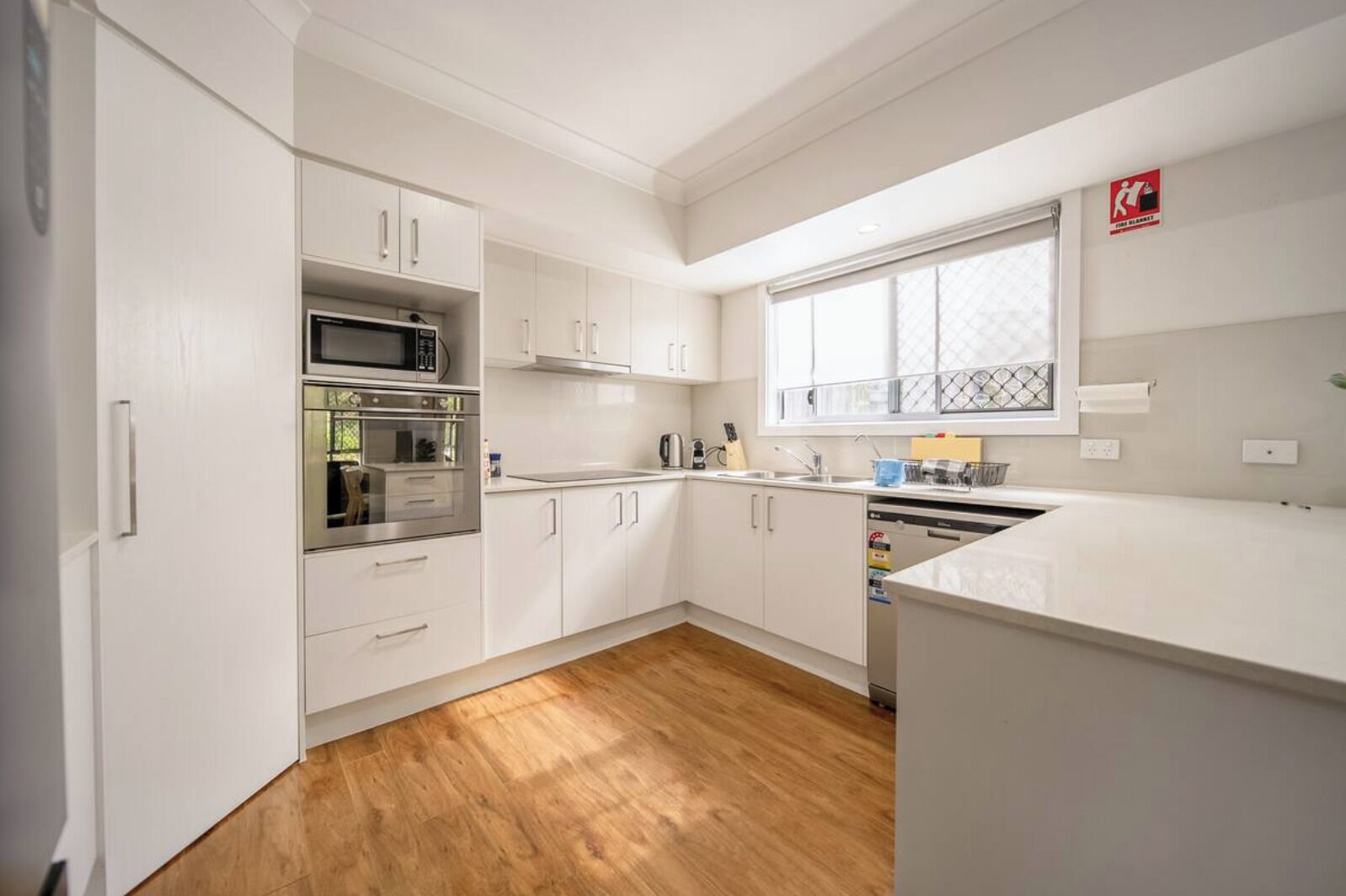 Mikrovågsugn, ugn, spishäll och diskmaskin