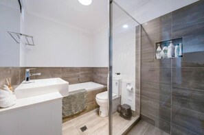 Een haardroger, handdoeken, zeep, toiletpapier