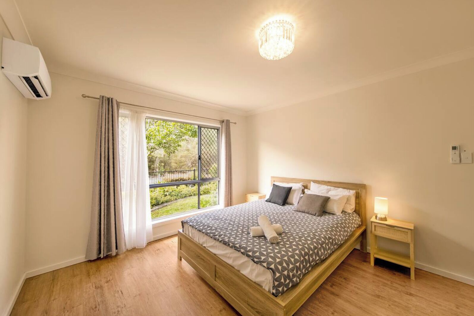 Tabla de planchar con plancha, wifi y ropa de cama 